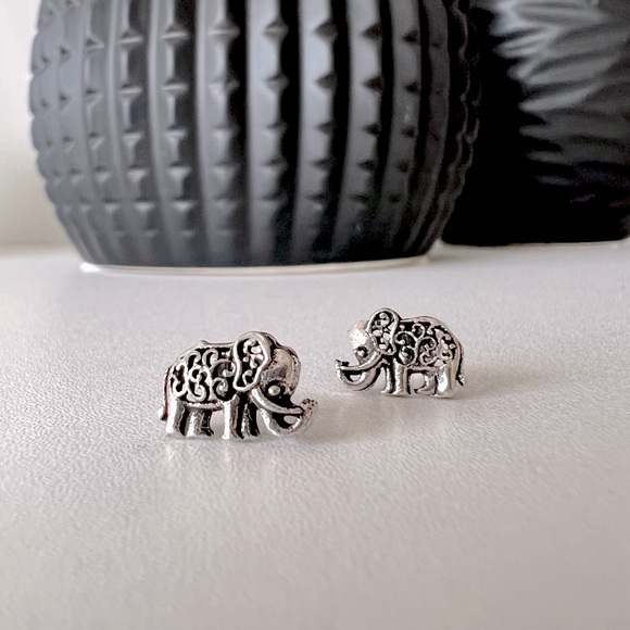 925 Silver Elephant Stud - Picture 1 of 4